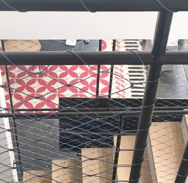 מעקה ברזל בשילוב רשת אקסטנדד מנירוסטה בבית בקיבוץ געש