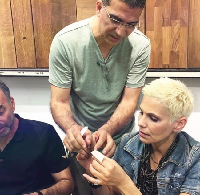 אילן גריבי אמן אוריגמי מנחה כיצד לקפל אוריגמי בסדנת Big in japan בשת"פ עם שרון אלה