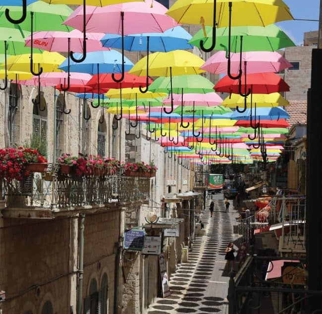 נחלת שבעה בירושלים עם הצללה של מטריות צבעוניות